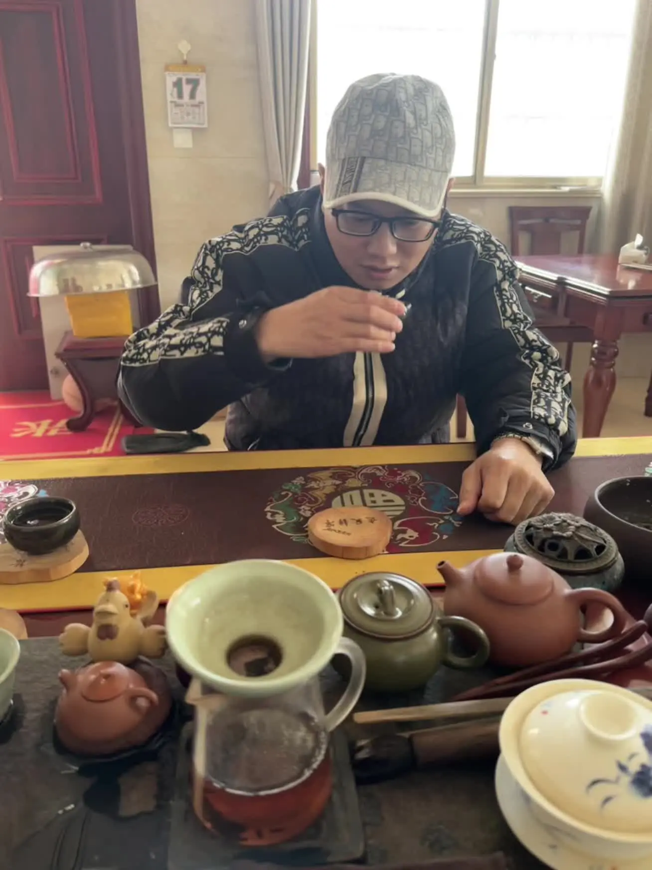 老弟兄年前一起聚聚，当年的青春不在，失去的芳华，给我们留下更多美好的瞬...