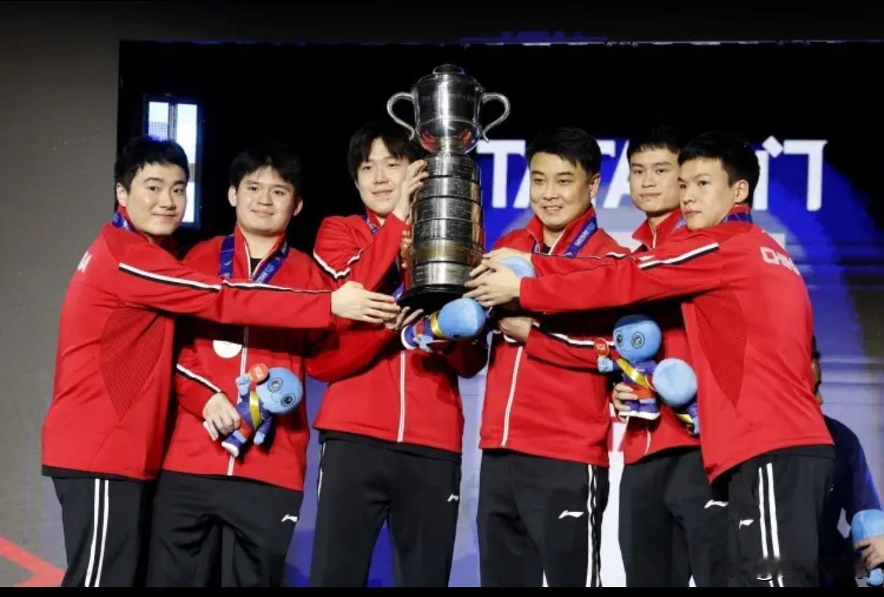 谁更适合中国男乒国家队，队长一职位呢？今天国乒王皓在世乒赛总结会上宣布，国乒王楚