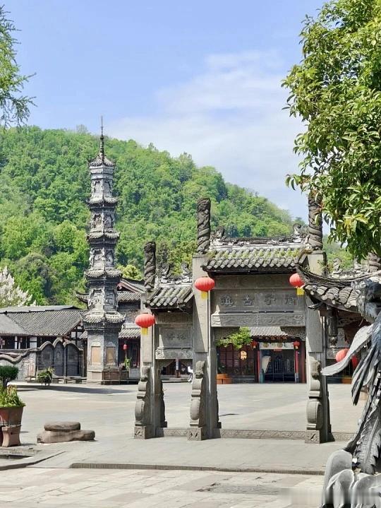 夏至一过，成都的热浪就扑面而来！不想挤人满为患的网红景点，想找一处人少清幽、不晒