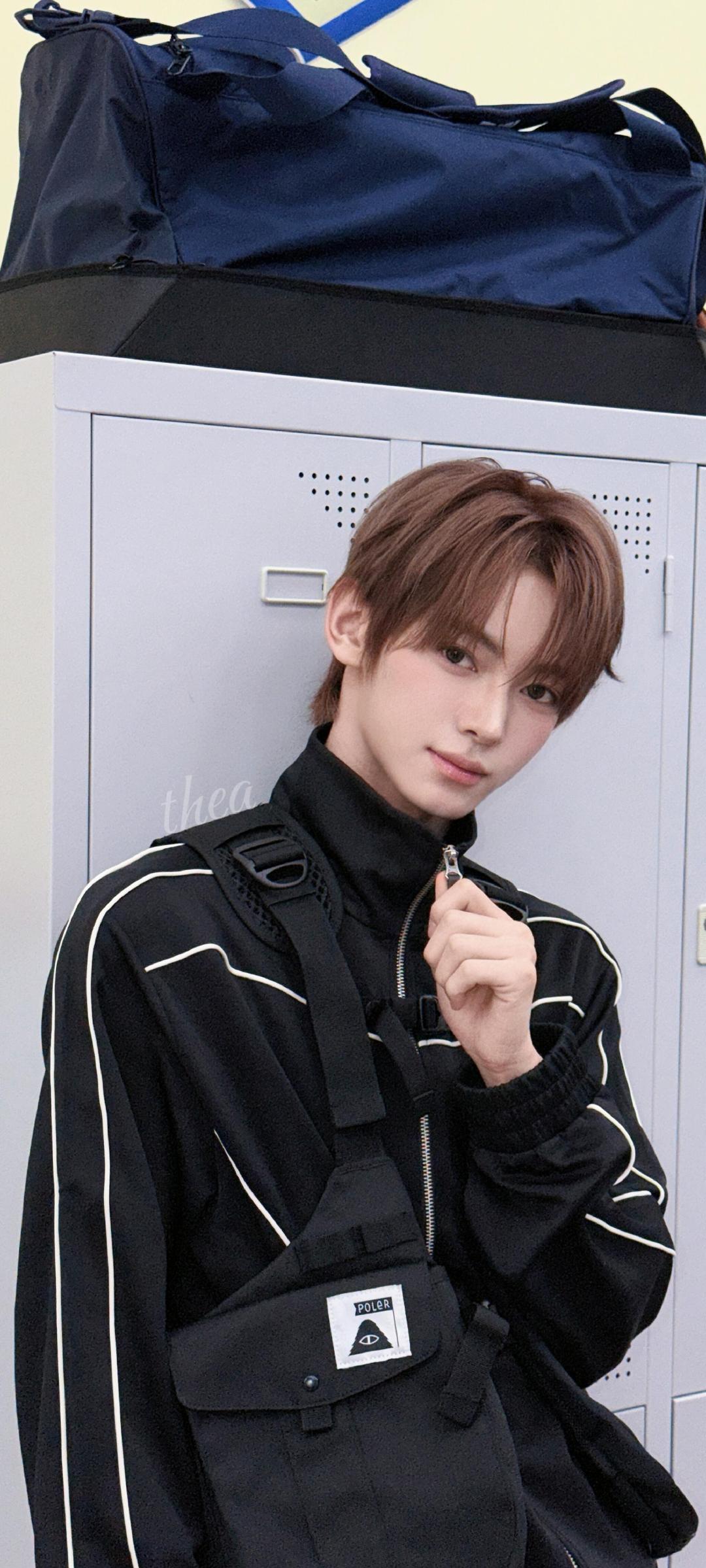 韩振露额头 分享一波TWS韩振的帅图，你喜欢他什么风格的造型呢？ 