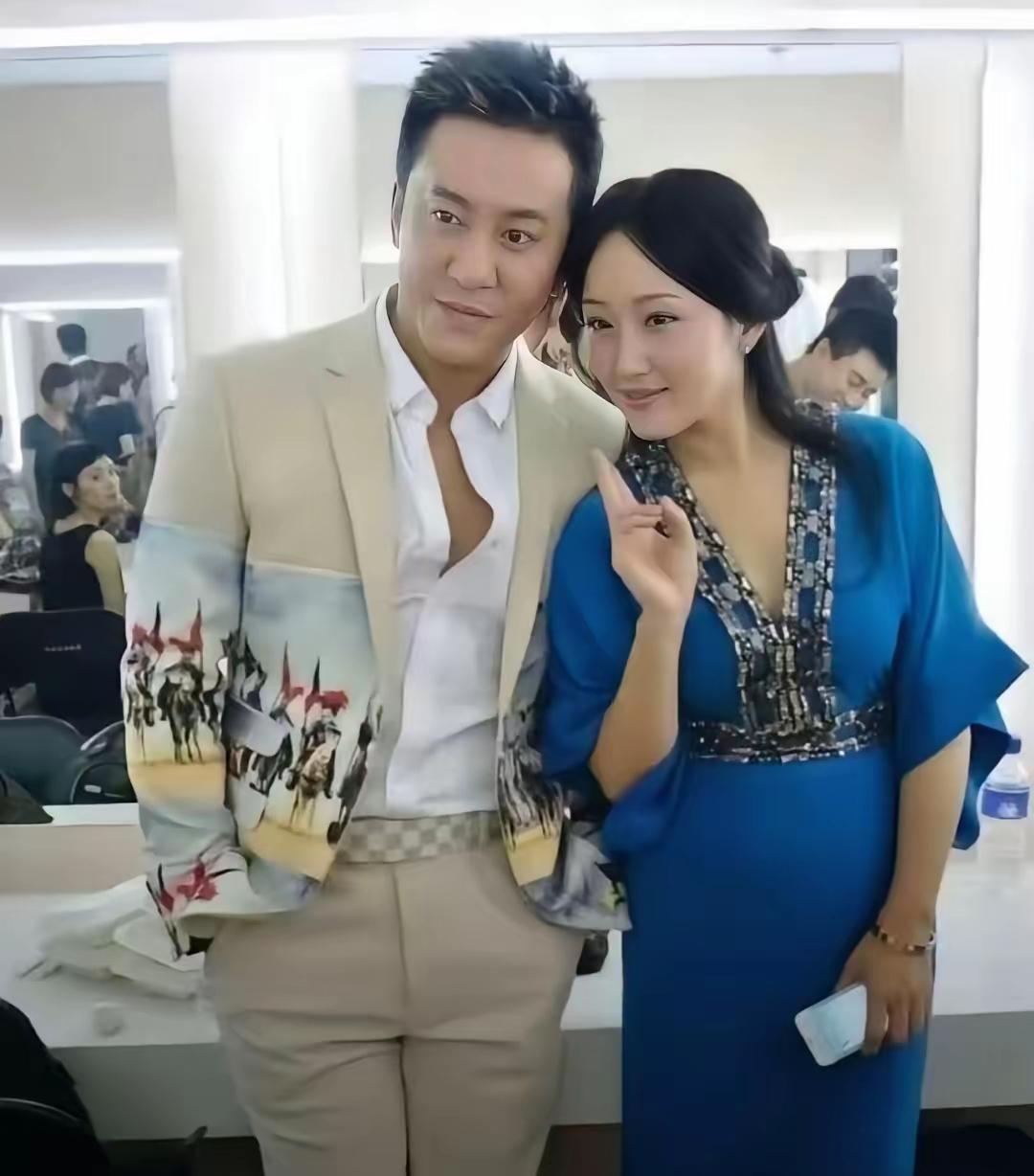 这对金童玉女你们认识吗？
他们两个是歌手，拥有出色的演唱功底深厚，他们两个人站在