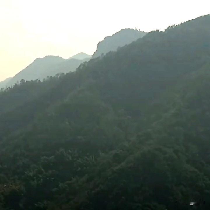 塔甸坡上睡美人，一觉睡上千千年。妹睡千年何时醒？陪哥一笑五百年。