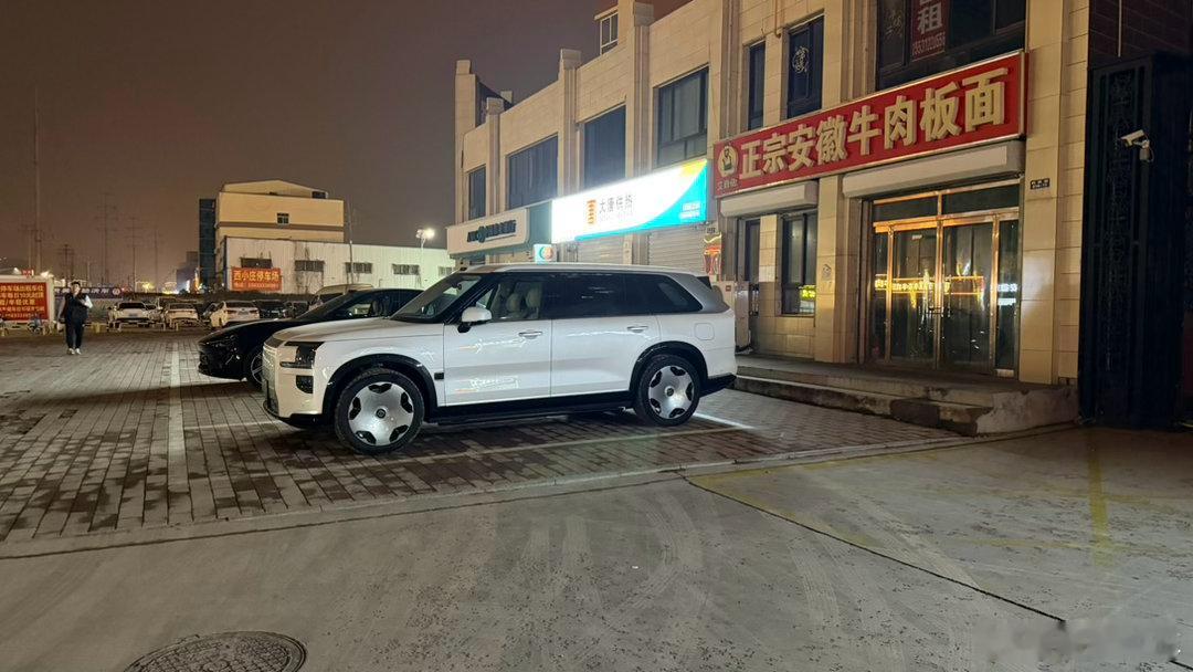 虽然最近开的少到哪这车还是众人的焦点哈哈极氪9x 依然是颜值巅峰状态 