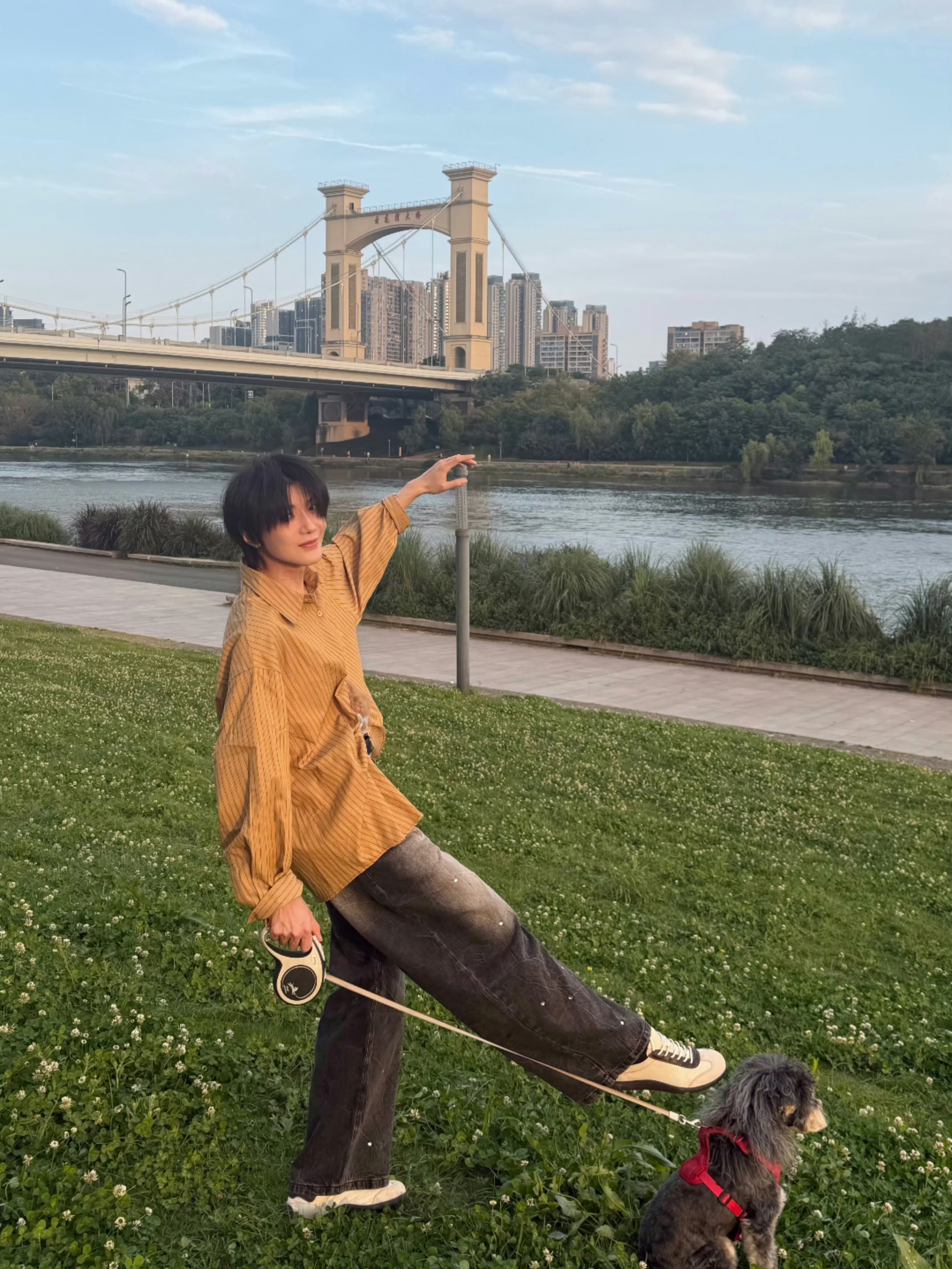 郝熠然 × 全新营业 Look，身穿 ANDREA MARTIN 棕黄条纹衬衫出
