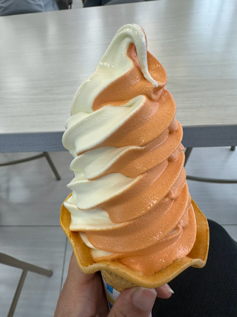 我也来晒我的泰奶+起司霜淇淋🍦，店員技術不錯，給我胖胖的一隻，過癮，但真的很快