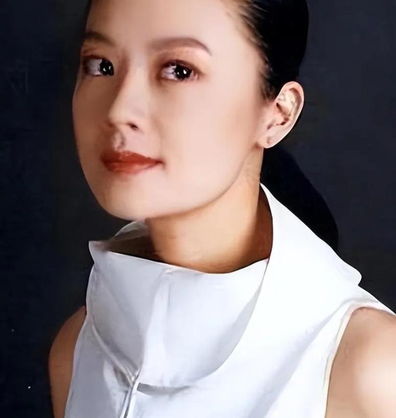 “我愿意放弃中国国籍，自愿加入英国！”这句话，是前央视知名才女主持人姜丰，在20
