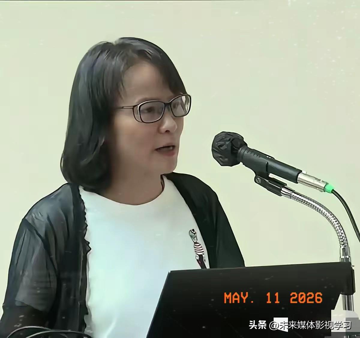 台湾爱国教师区桂芝一语撕开岛内军购的画皮，她直接向郑丽文喊话：你一边说和平，一边