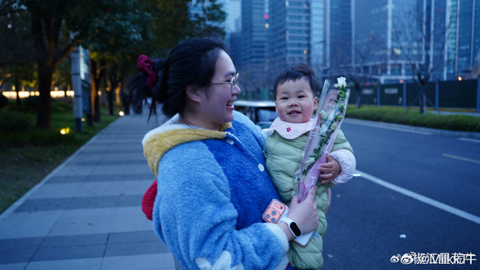 台州清朗志愿者花式送春天送科普春风送暖，花香传情。志愿者以花为礼，致敬平凡岗位上