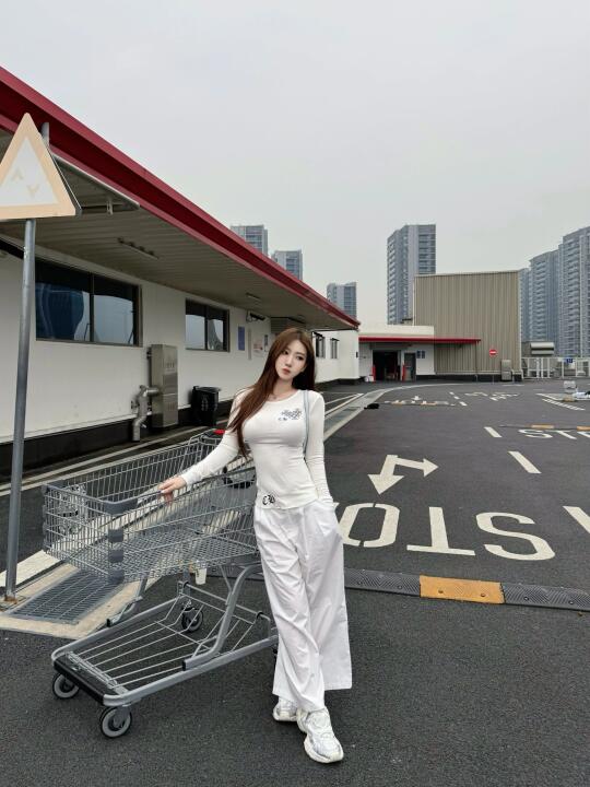 一身白 松弛感的天花板