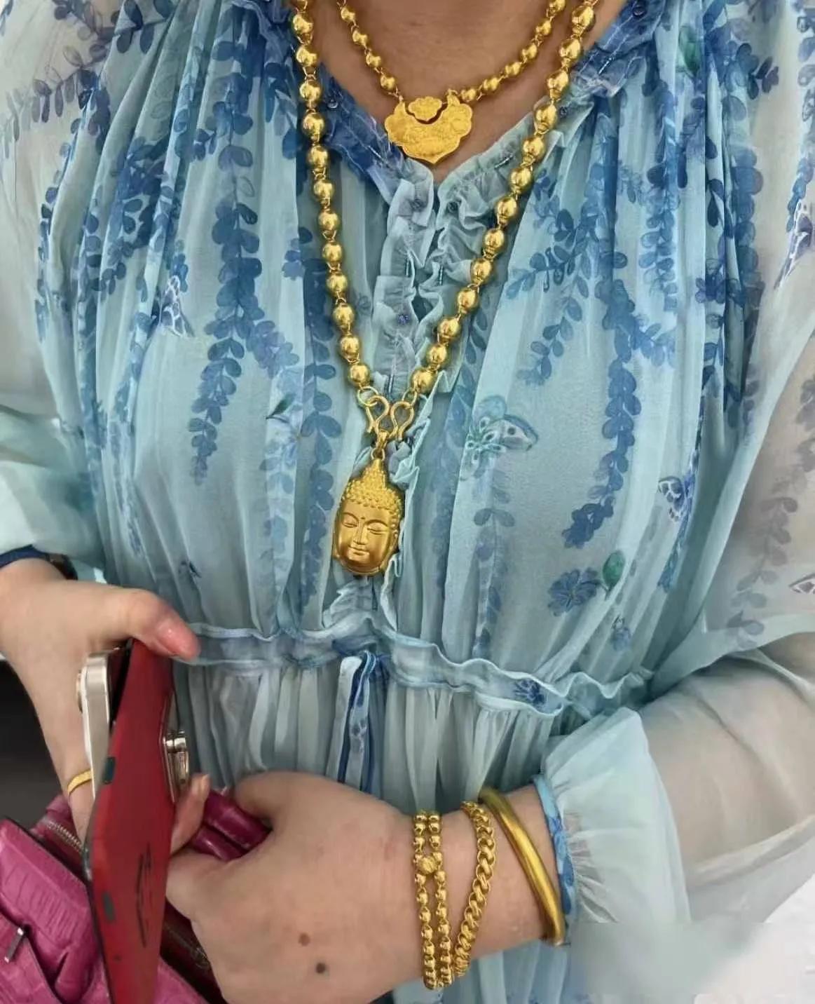 《公交站大妈戴着十斤黄金项链，路人议论纷纷，警方回应引争议》

今天早上九点多，