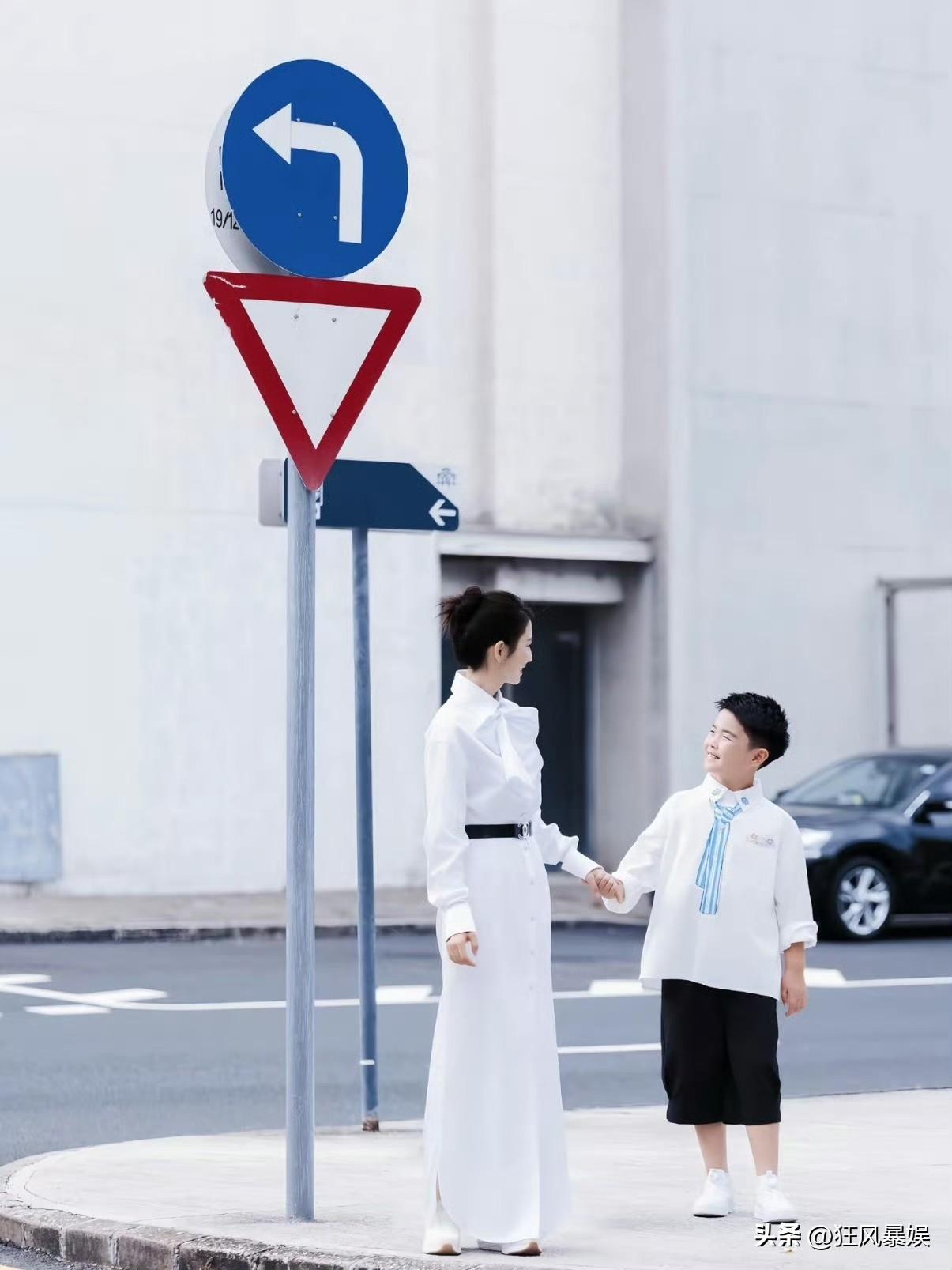 佟丽娅，回应晒娃争议！

2026年8月10日，佟丽娅在播客中首次正面回应近年频