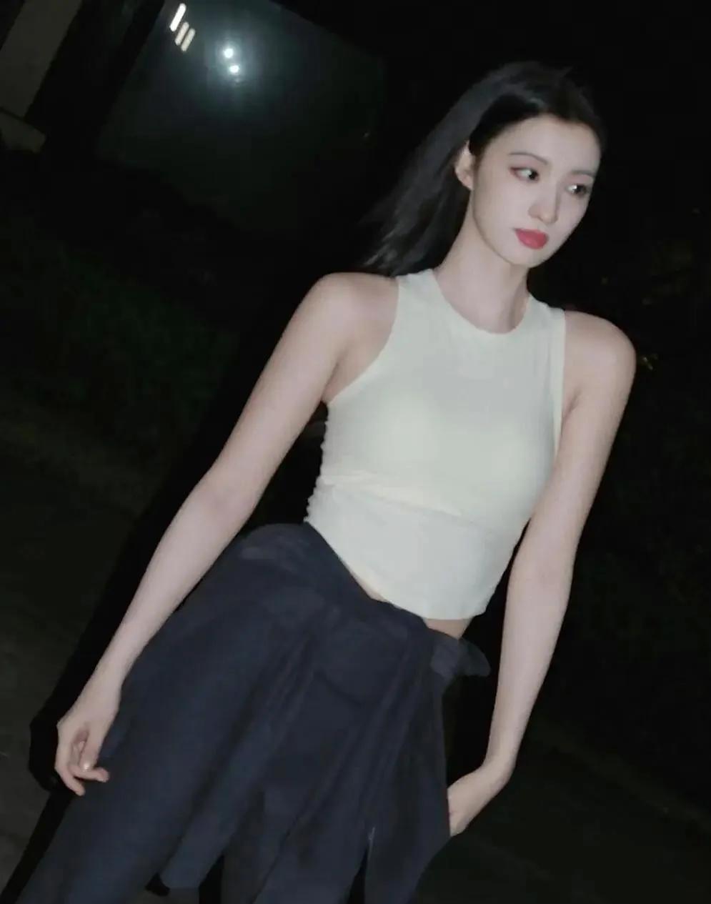 王楚然的私服水准果然在线！最新流出的日常照中，她的穿搭简约却不失品味，眉眼间的松