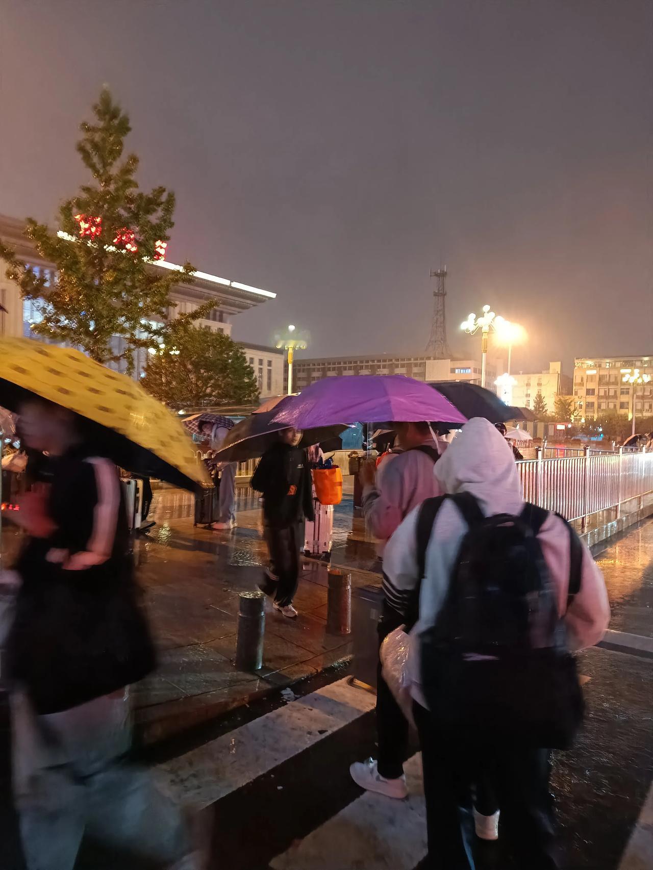 一场秋雨一场寒啊，雨过后真的就是冬天了啊，这北方真的是没有秋天啊，国庆节的时候还