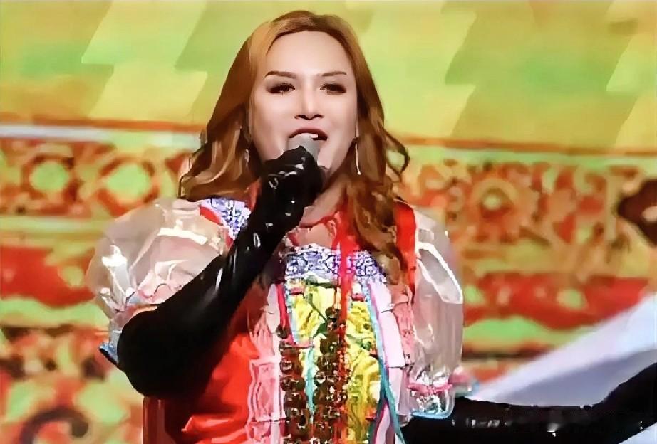 知名歌手那艺娜在演出前意外摔倒，导致脊椎受伤无法下地，多场巡演被迫延期，引发广泛