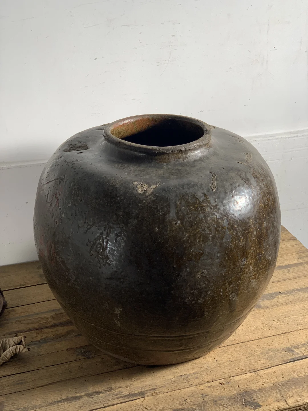 大肚釉罐，包浆油润；民宿、茶室极简侘寂摆件。