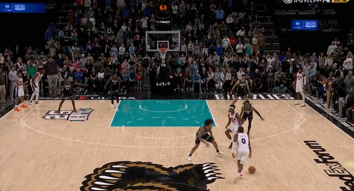 马克西吸引包夹，为vj创造出空位机会。当然，vj也不负众望，投中三分完成准绝杀7