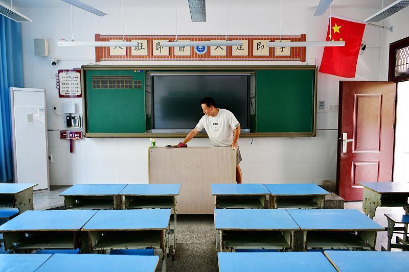 普通教师站讲台三十多年，能轮上一次优秀都算走运。有学校公示8个优秀名额，7个是校