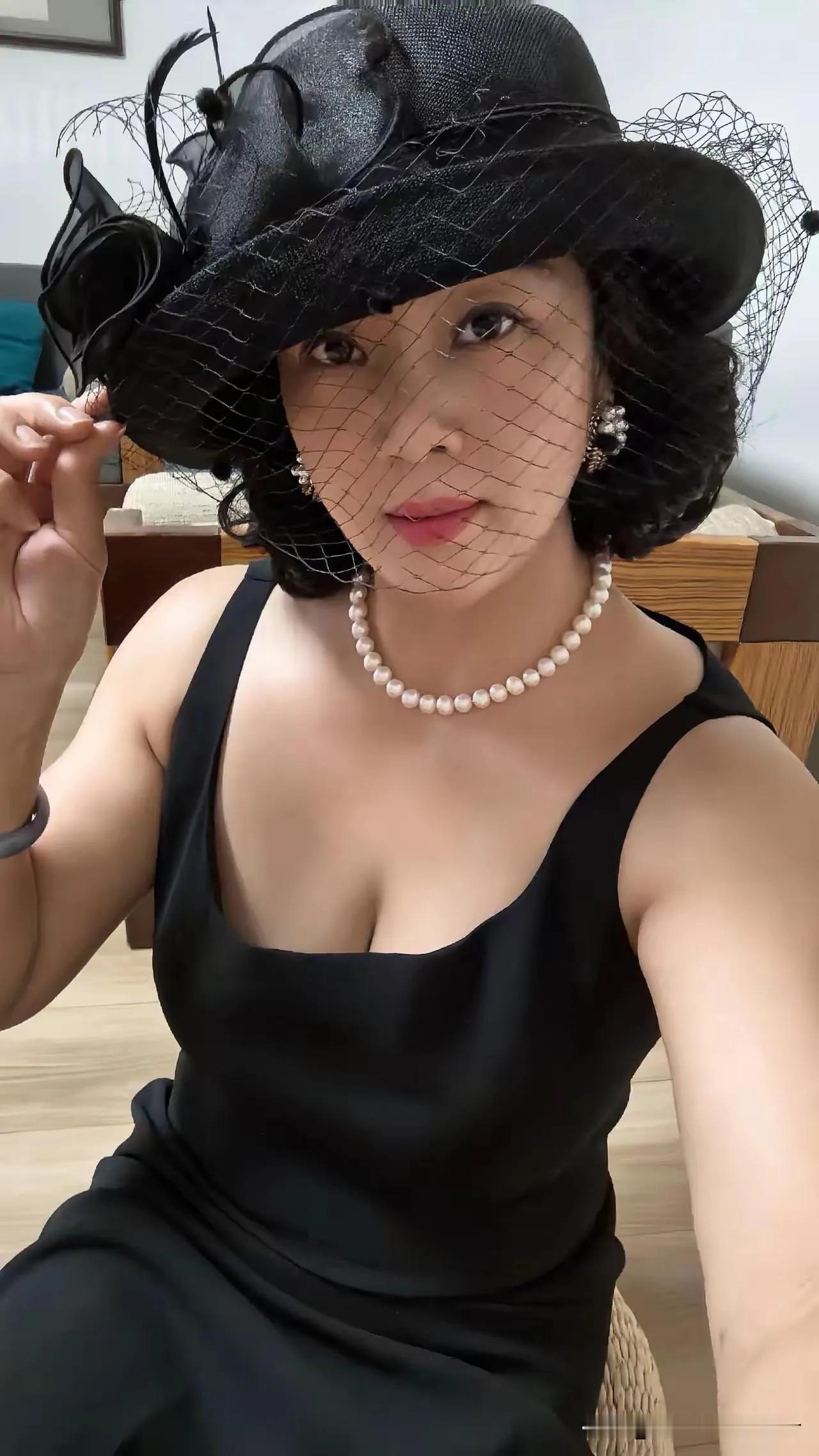 六十岁的女人，用美颜拍出来就像三十多的！科技发达，让人感觉眼睛都出问题了！