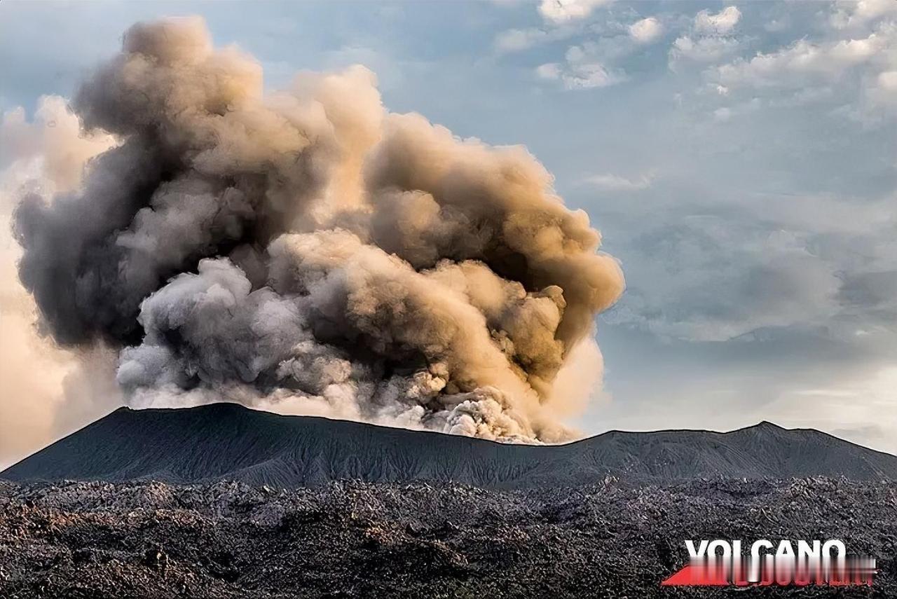 5月13日下午的，最新消息速报：印尼杜科诺火山再度喷发 火山灰柱高达1500米