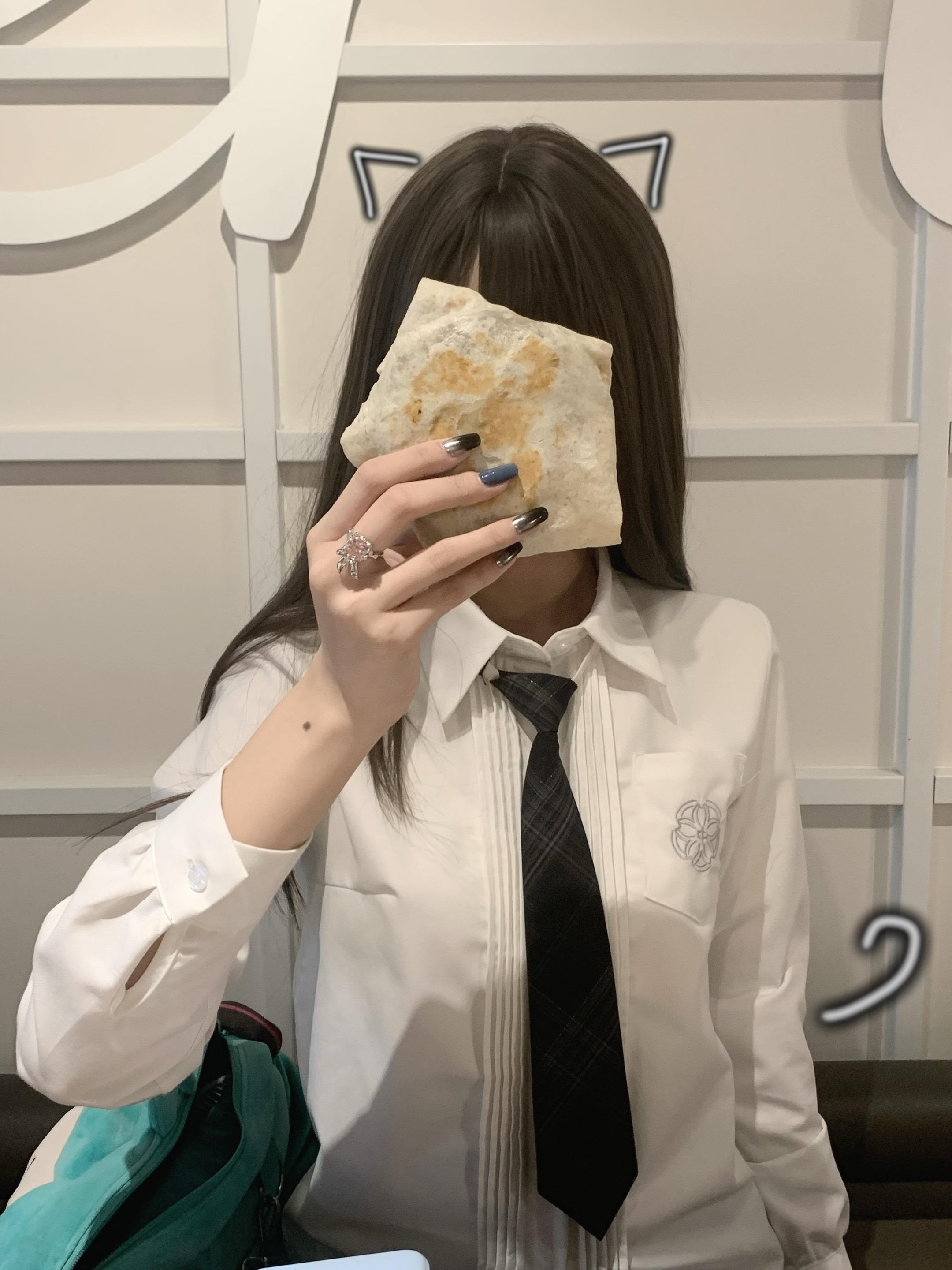 唉，你知道吗我最近过的没有特别开心呀，每天都是无无聊聊的，我好想你呀...