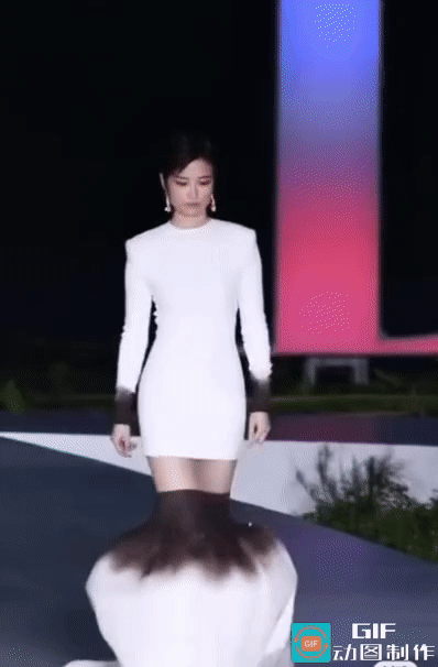 李宇春走姿，
优雅的像是一条上岸的美人鱼，
高贵，典雅，艳惊四座！