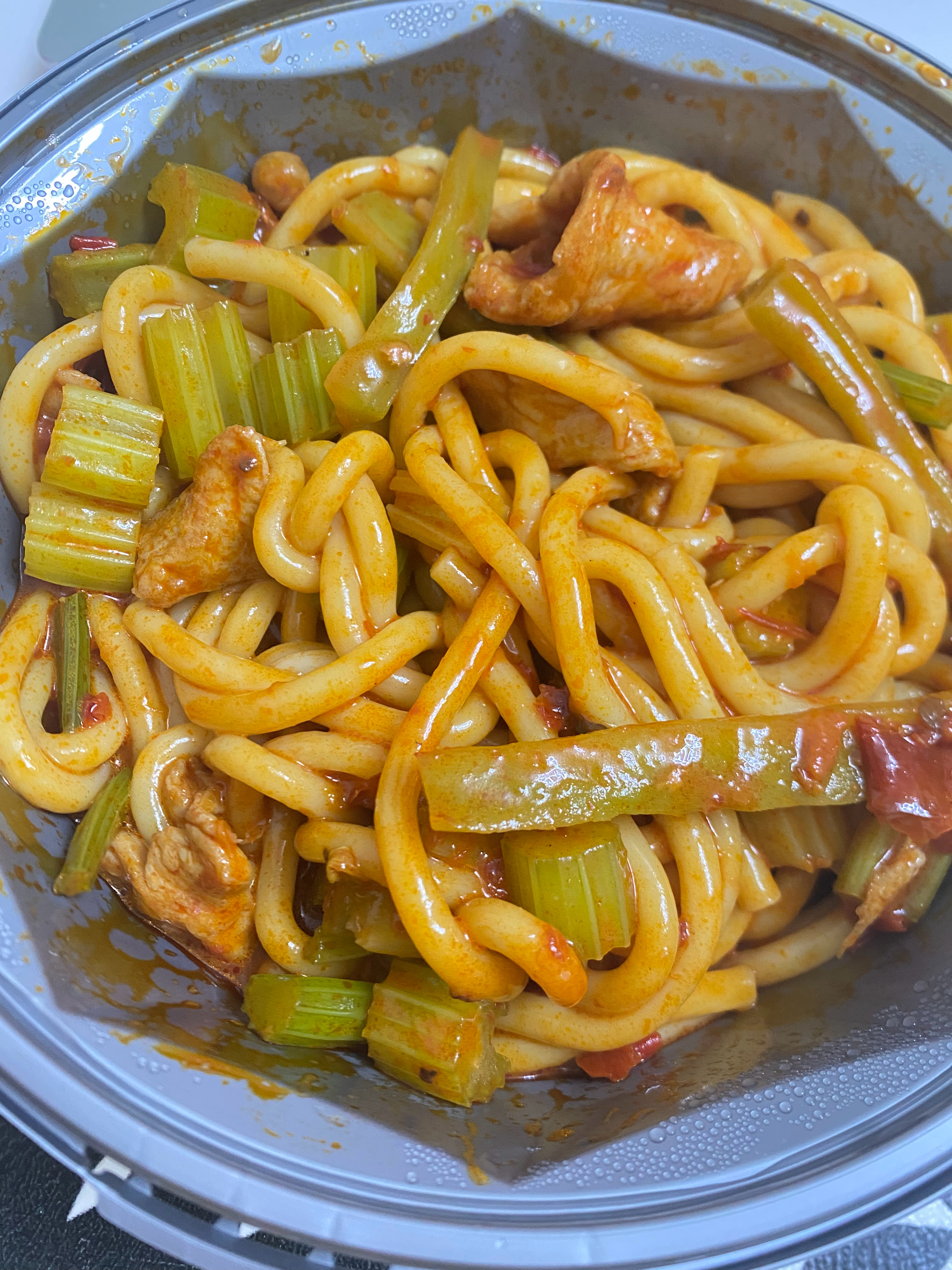 睡美了开始干饭休息日的……午饭吧应该！炒米粉里加个贡菜感觉还行！蜜雪这个薄荷奶绿