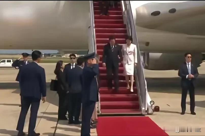 李在明访美，只有两个低级官员接机，全因李在明个人导致的。
丢人丢大发了，一国总统