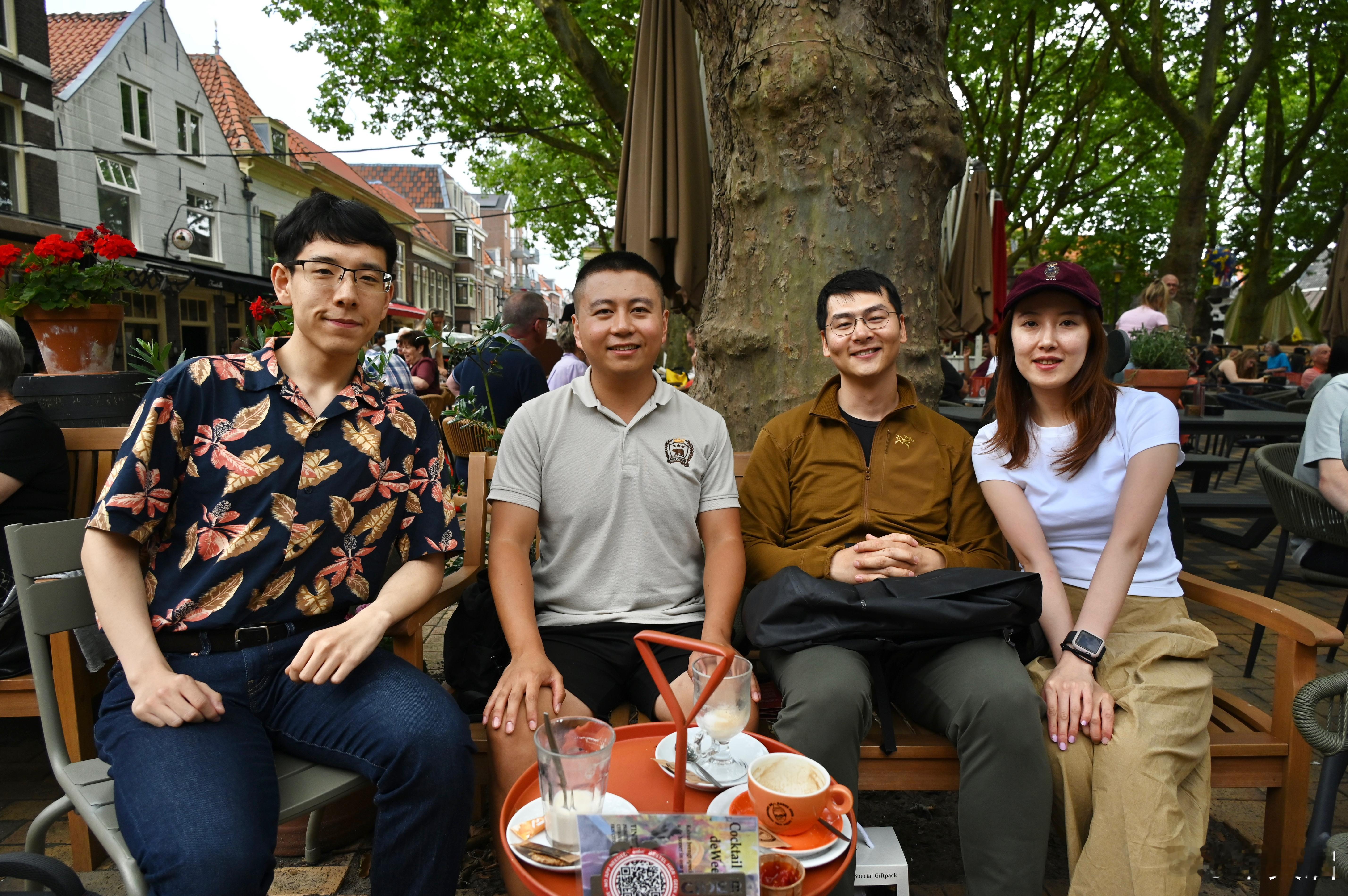 妈耶，今天去代尔夫特群英荟萃。见了一个光学的博士后，一个博士，还有一个美女。光学