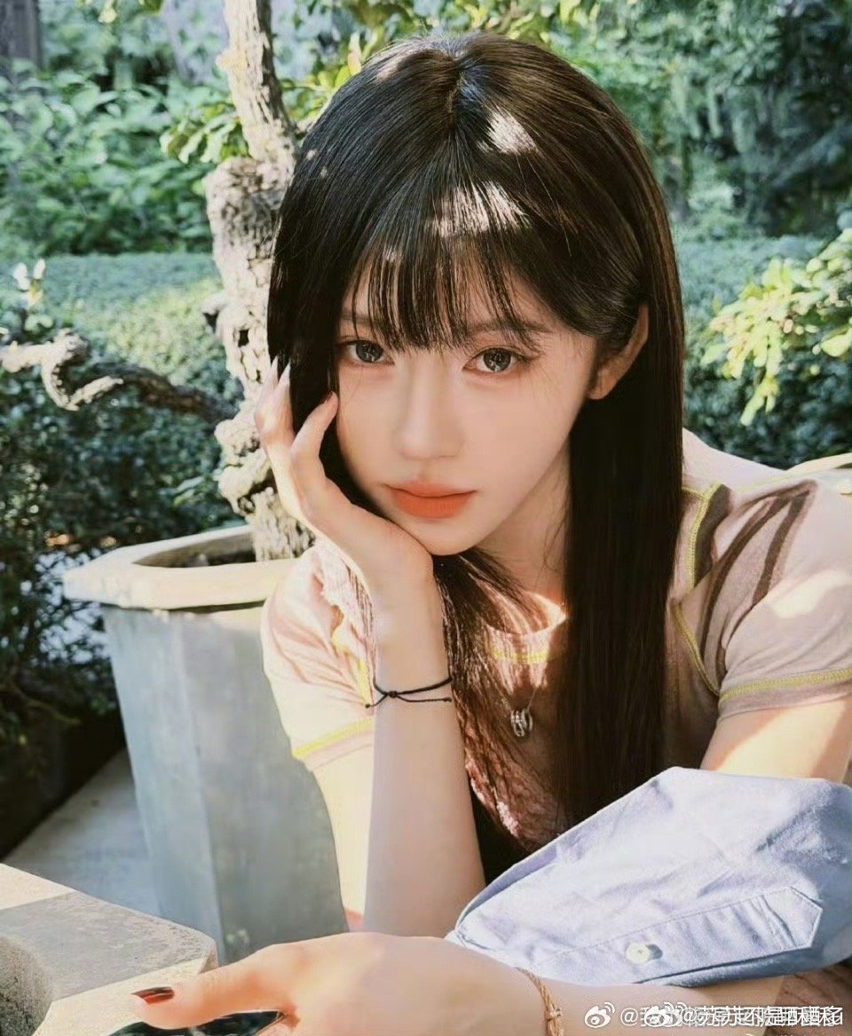 鞠婧祎内娱在逃奇迹暖暖的含金量鞠婧祎的造型从不出错精致骨相配上线条感穿搭，甜酷纯