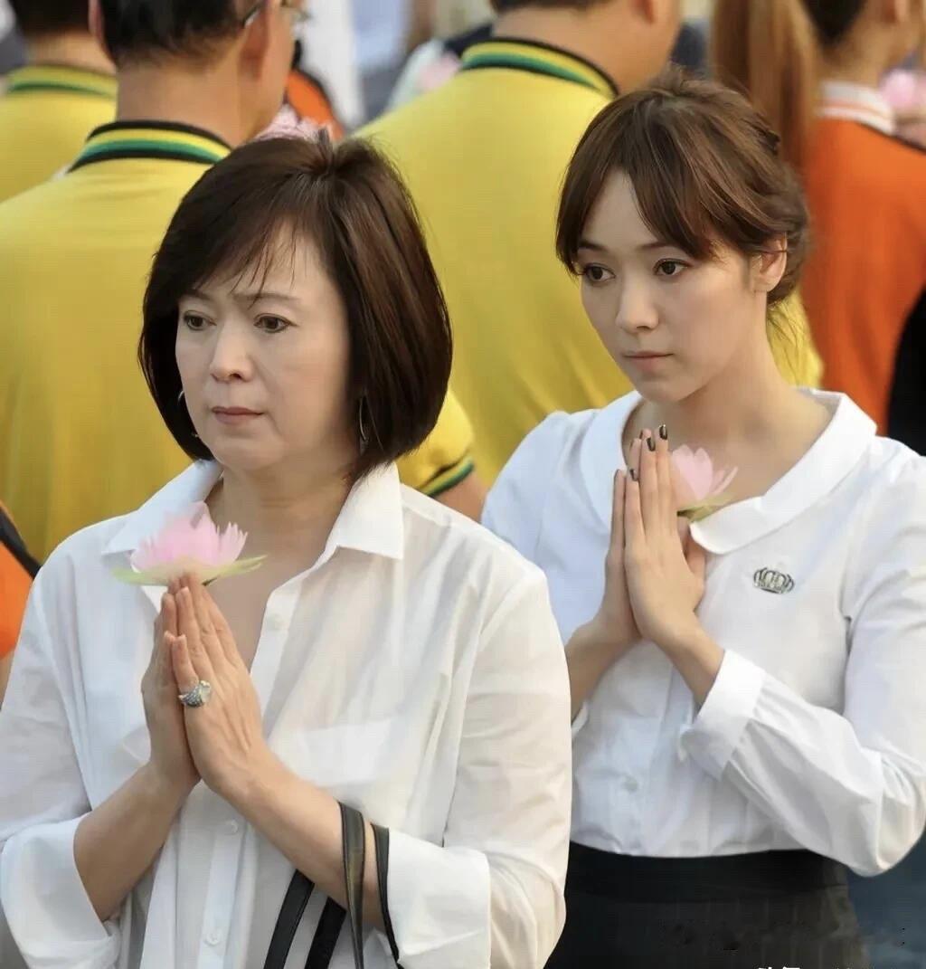 这对母女从这个角度抓拍过去，长得好像，妈妈温婉，女儿五官精致，你觉得是留着短头发