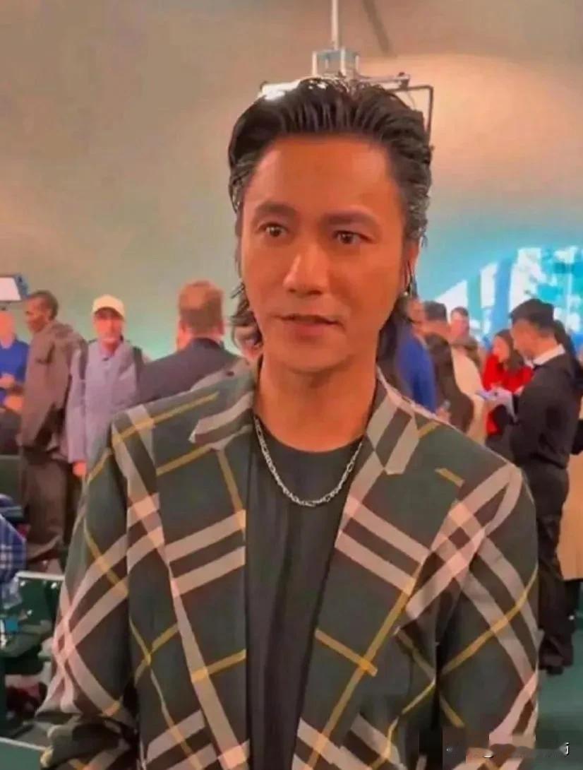 放着好好的帅哥不做，非得做医美，这下满意了吧！本来多帅气多阳刚啊！迷倒万千少女也