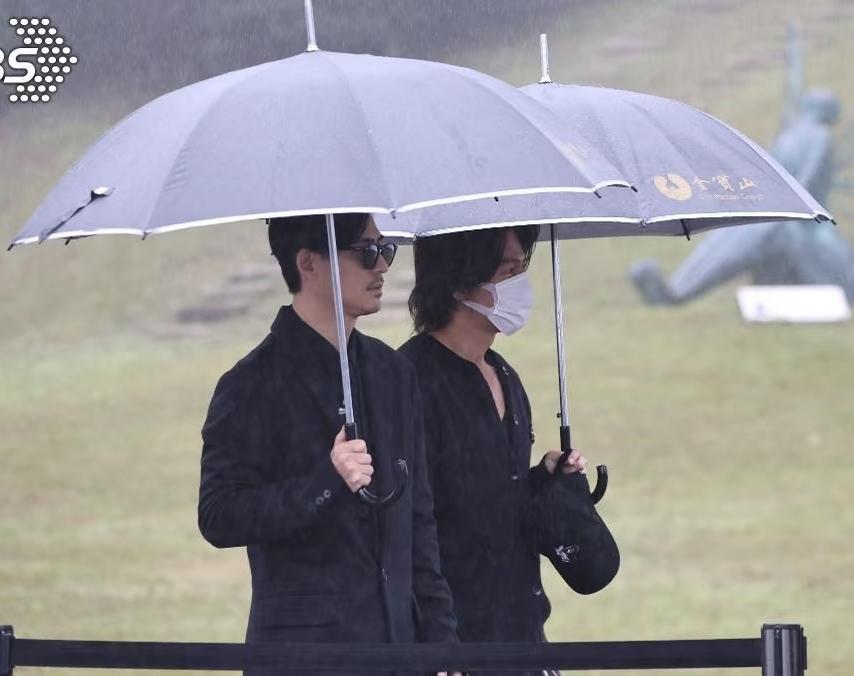 大S去世一周年，周渝民和言承旭也去大S的雕像揭幕现场去看她了，这是周渝民和大S分