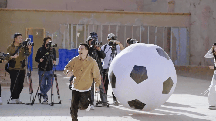 #萧敬腾进球兴奋到滑跪# 萧敬腾的球技🐮面临巨型足球也能轻松驾驭，一脚飞踢直接