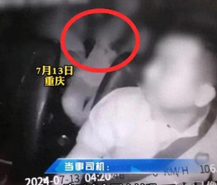 重庆出租车司机凌晨摸胸事件引发热议
7月13日凌晨，重庆的街头还沉浸在夜色中，一