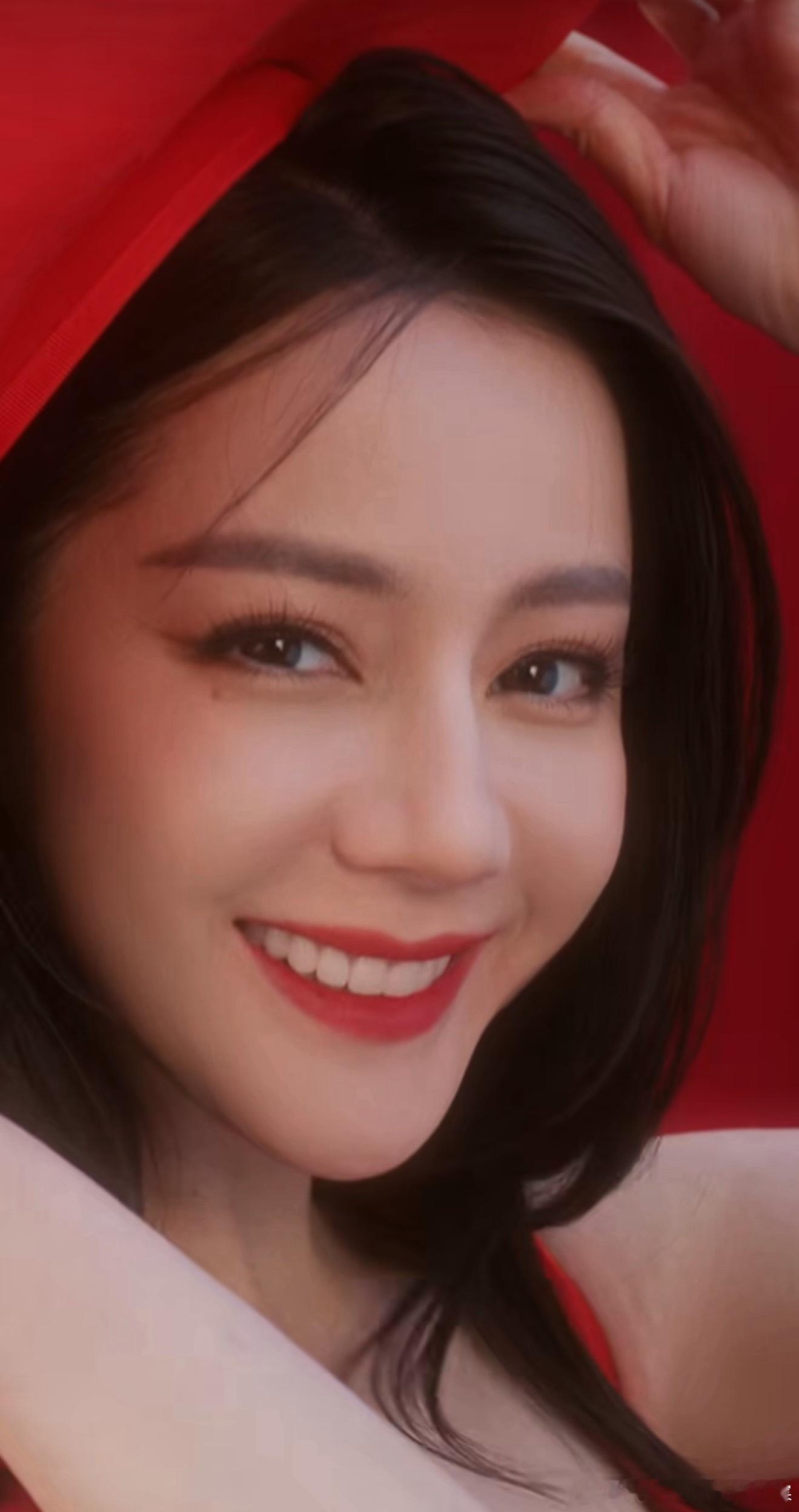 热巴红唇迪丽热巴红色褶皱吊带裙🆘这张的冲击力谁懂🤯🥲!!!家姐红唇美成啥了