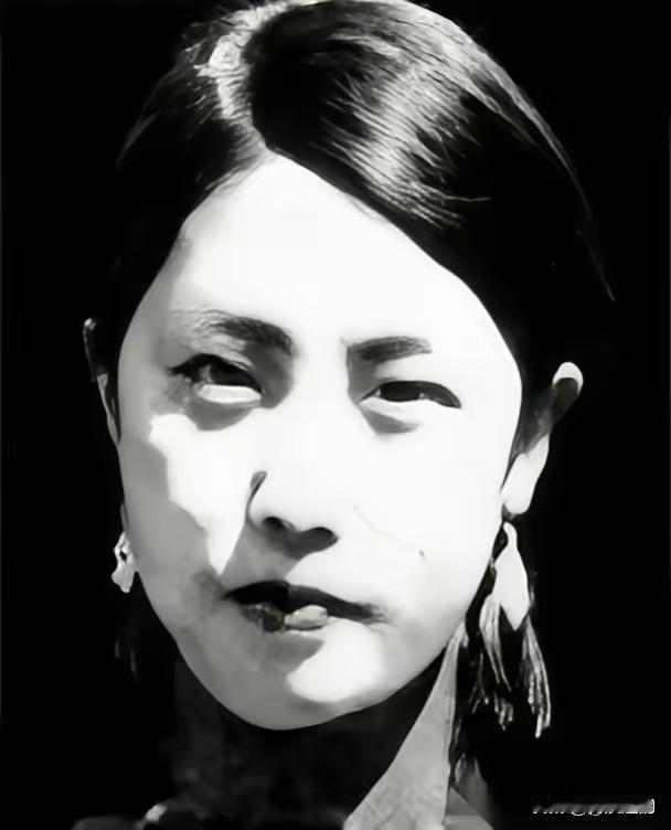 为杨靖宇报仇的夜晚，赵伊兰的三枪震彻寒夜
 
三枪，干掉门口三个哨兵。一脚踹开门