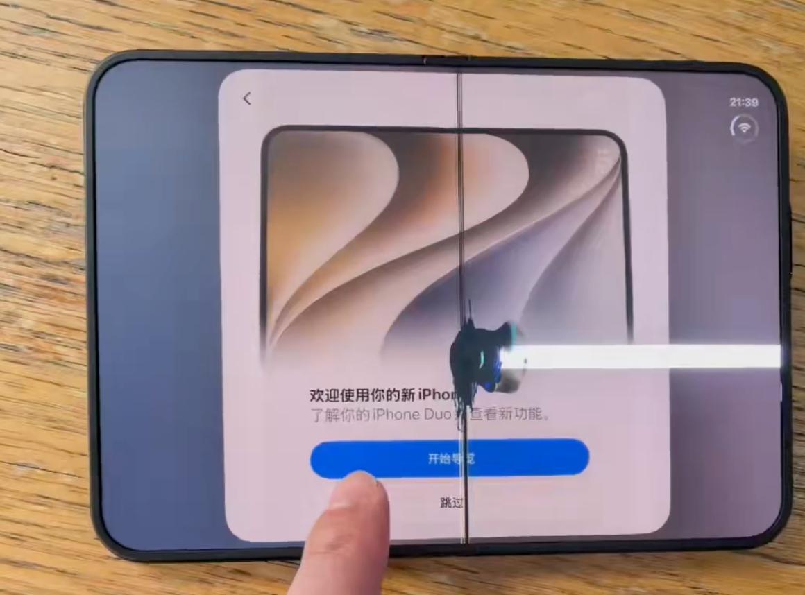 不出意外，苹果折叠屏iPhone Duo还是出意外了，不少用户上手仅3小时，屏幕