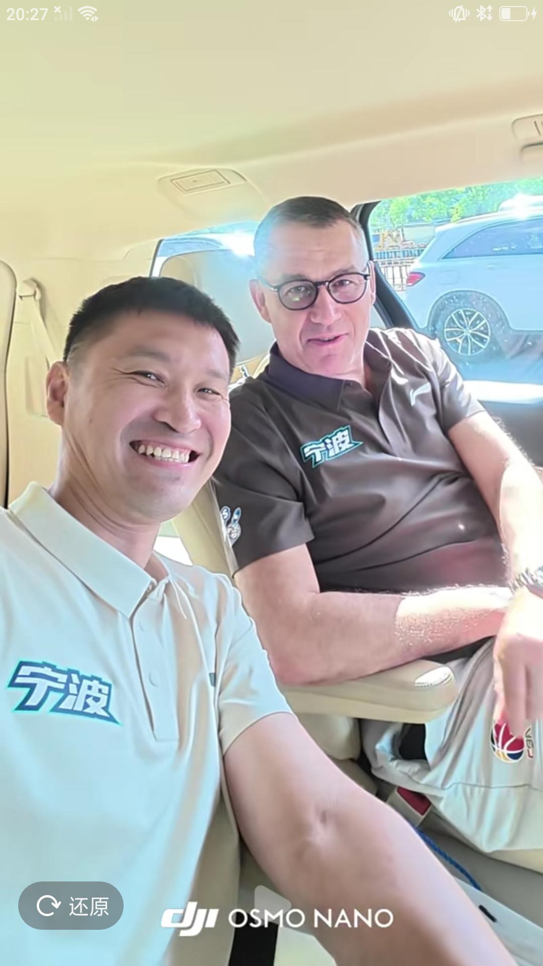 据央视网消息，宁波富邦篮球俱乐部总经理霍楠更新作品，分享迎接宁波队新任主教练科斯