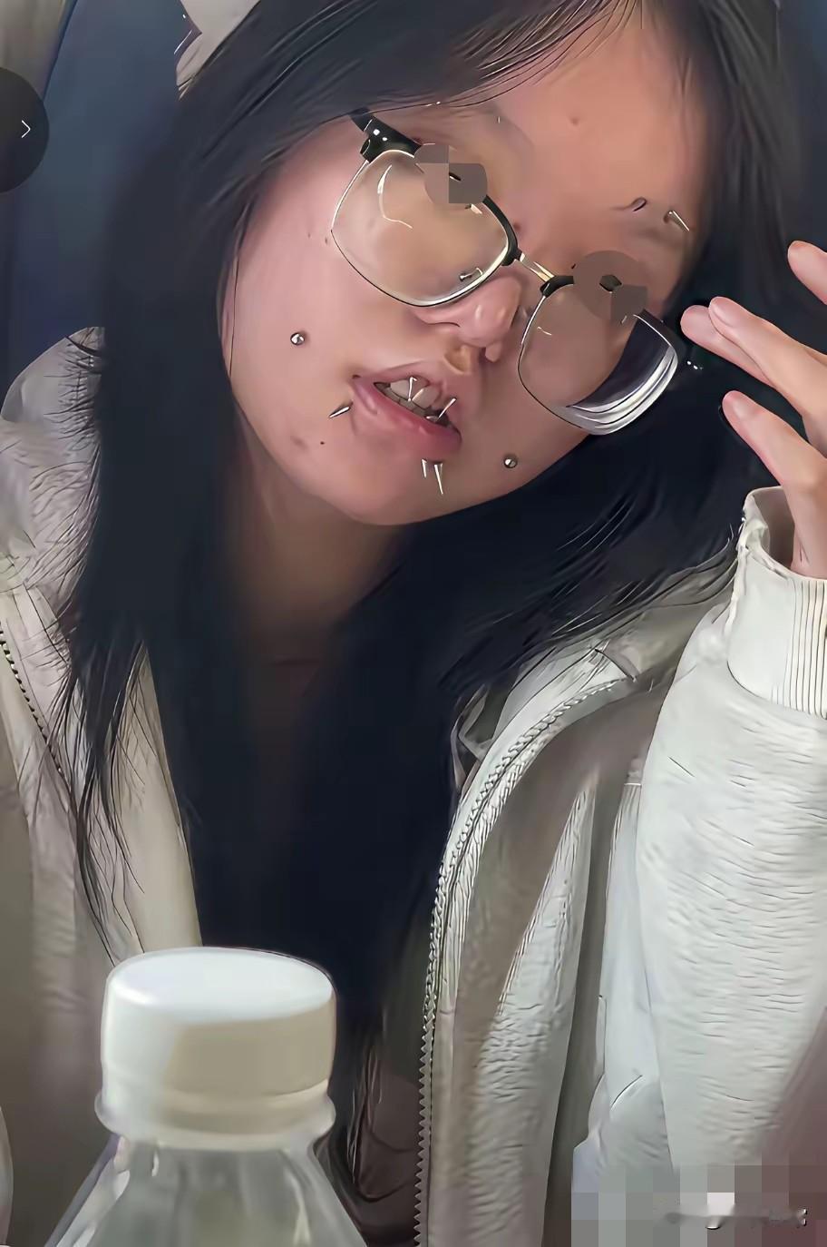真不明白有一些女孩，为什么要把自己弄成这样子？本来一张好好的脸，非得在脸，嘴唇鼻