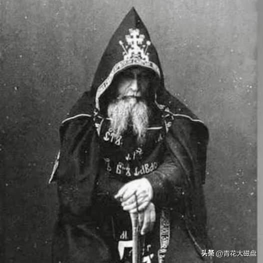照片里这个男人叫米海洛·托洛托斯（Mihailo Tolotos），他活了82岁