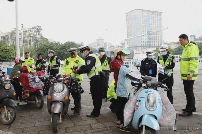 近期网络上充满各种消息，现在各地都在严查电动车，某地更是一夜收缴30000辆，这