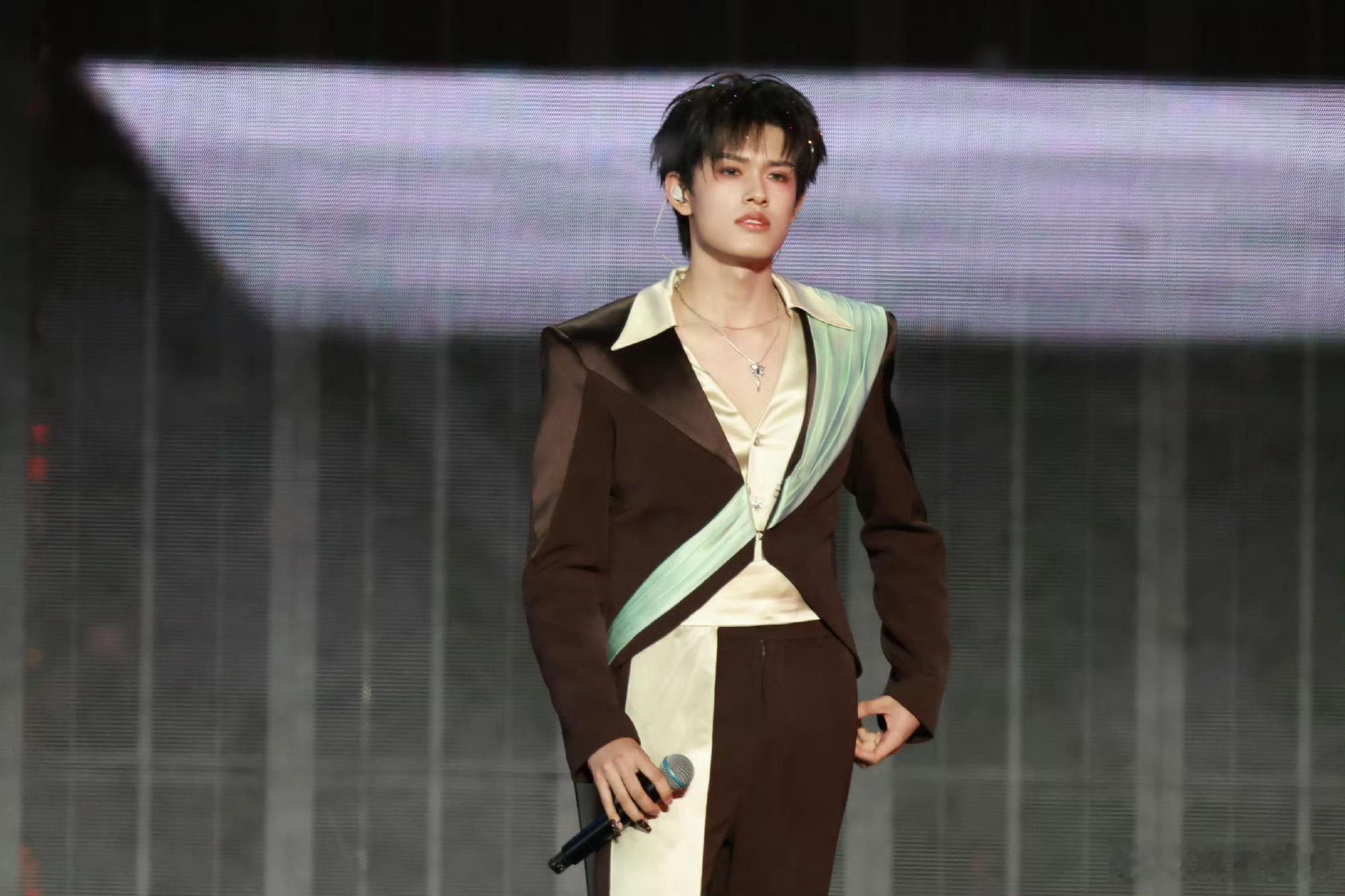 张极丝绸西装完全是daddy级别张极在新年音乐会上的造型绝了！一袭丝绸西装，配上