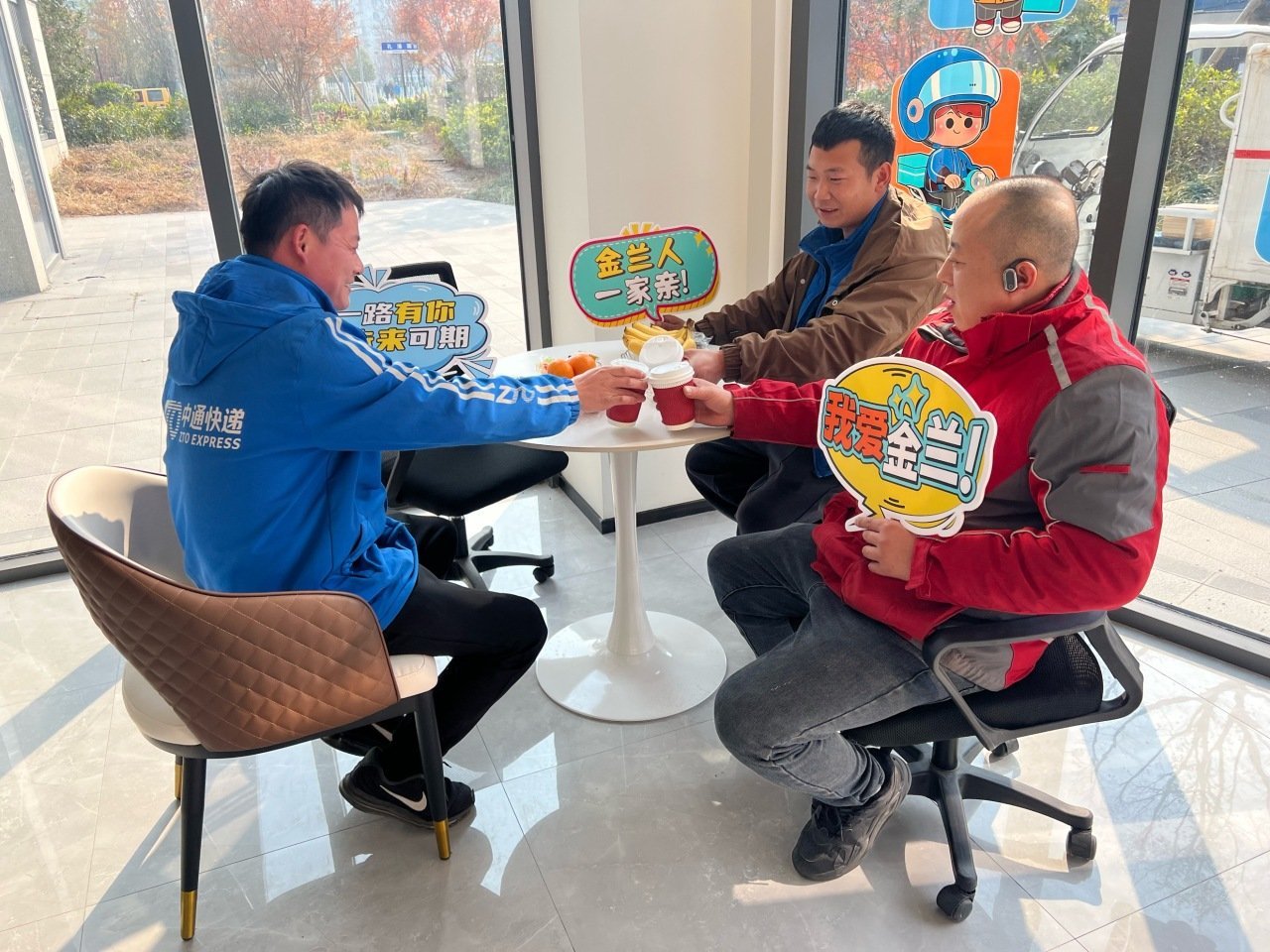 宁波江北暖新驿站筑起温暖港湾 近日，宁波江北，一场特别的送温暖活动在此展开，驿站