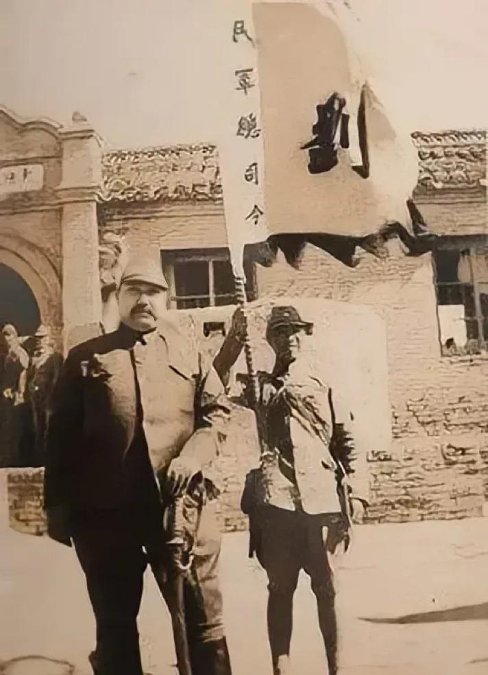 1940年，大汉奸刘桂棠留下的一张照片，镜头中他身穿戎装，手拄佩剑，大腹便便，得