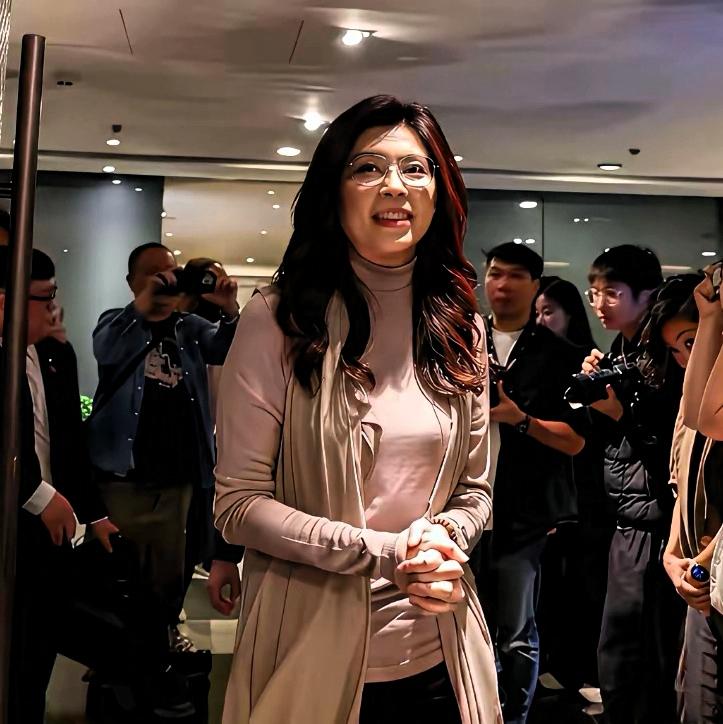 这是我最服的女人，没有并列。
 
第一，脑子快，手更狠
第二，能扛事，不甩锅
第