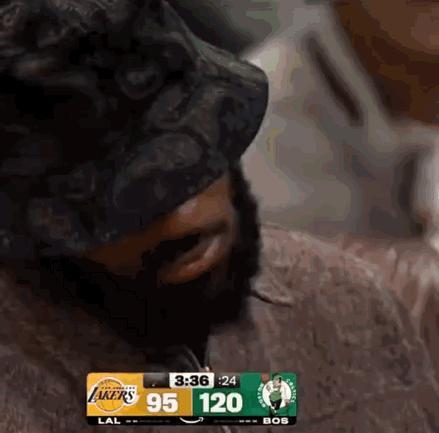 布朗尼“不看人传球”，结果直接把球扔给了板凳席，老詹一脸铁青。
詹姆斯休战，布朗