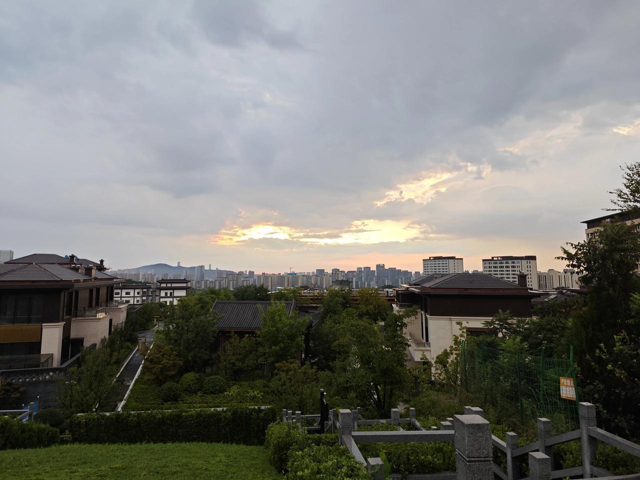 宗萨仁波切：“我们知道明星离婚的新闻，我们知道所有和我们无关的事情。但是我们不知