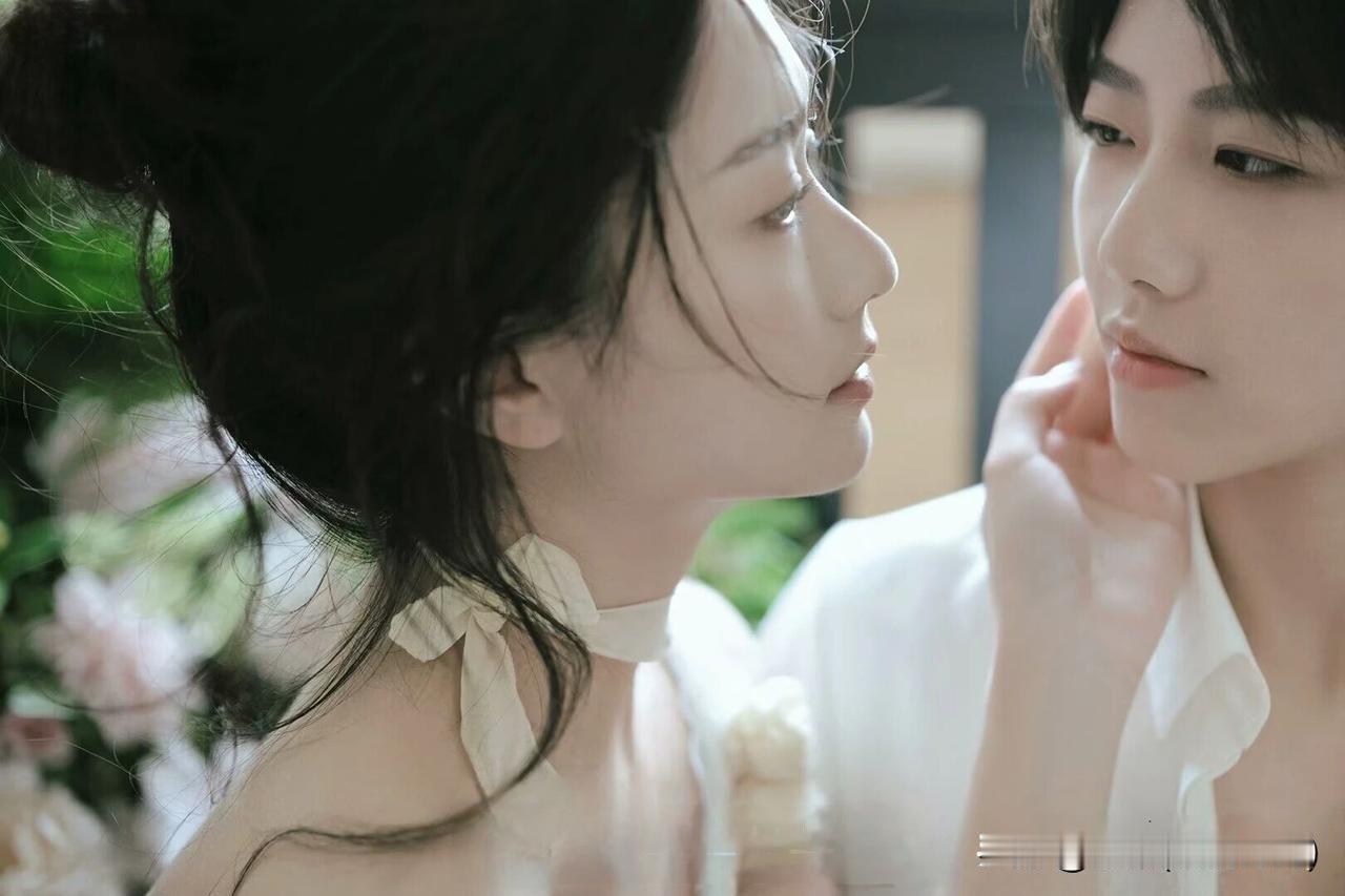 真的爱你
文/刚柔

真的爱你，不需要修饰太多
你是我的星，我的月
是我抬头就看