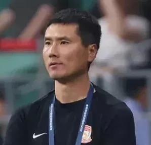 马镇的身份 使他成为入选邵佳一指导带领的国家队最大的争议

作为一名足球爱好者，