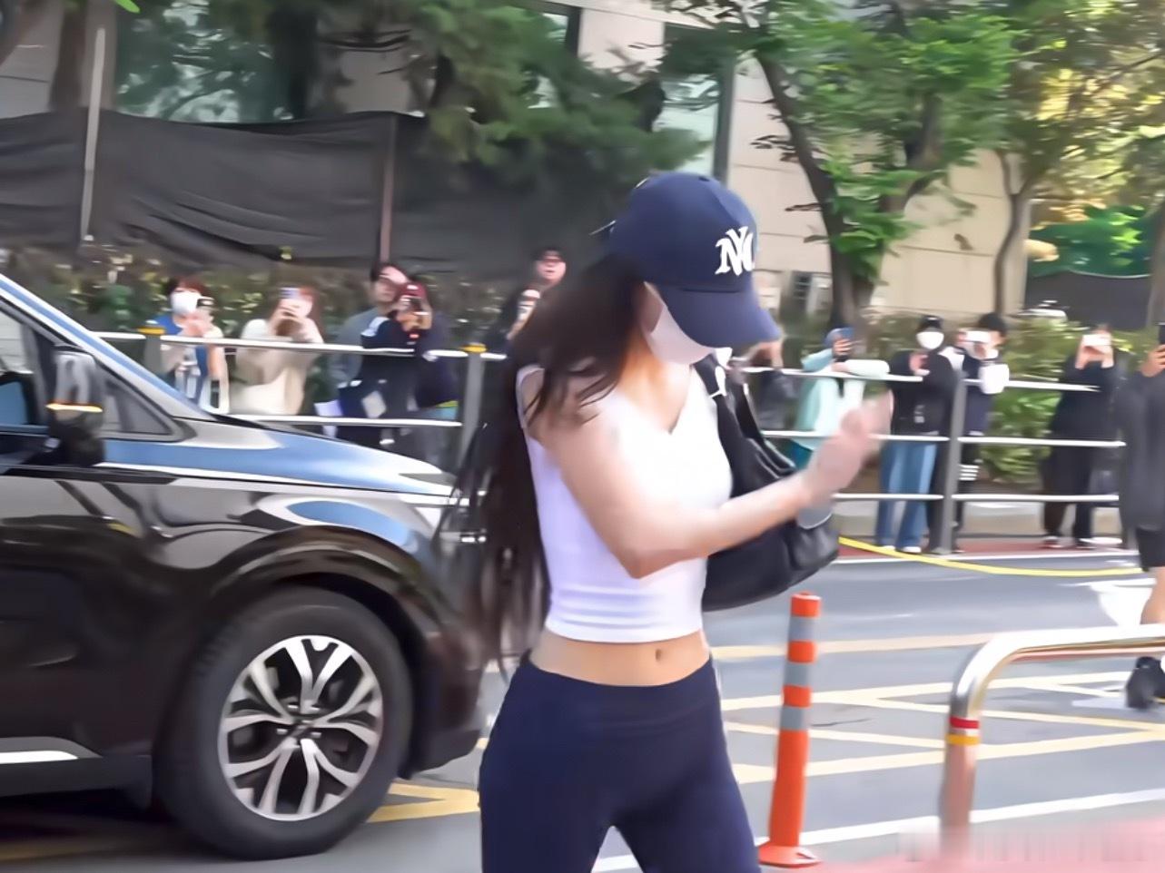 美女氛围根本不在脸，搞好身材和头发，戴上口罩和帽子完全不露脸出门也是一眼美女感。